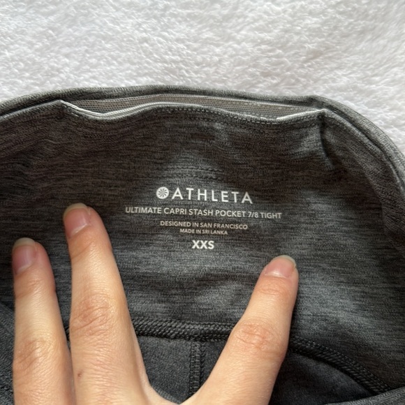 Athleta ultimate capri stash pocket 7/8 tight - Picture 9 of 11